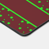 Kleine groene sterren op bruin bureaumat (Hoek)