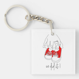 Kleine handen en kleine voetjes klaar om te poppen sleutelhanger