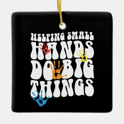 Kleine handen helpen grote dingen te doen die de keramisch ornament (Voorkant)