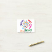 Kleine handen helpen grote dingen te doen - kinder post-it® notes (Op bureau)