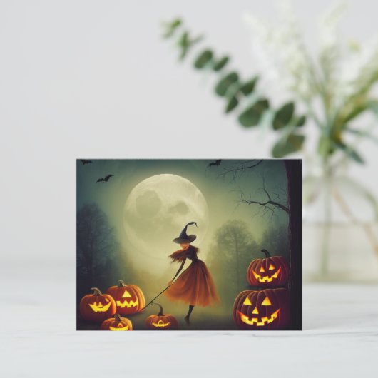 Kleine Hexe tanzt zwischen Halloween Kürbissen Briefkaart (Staand voorkant)