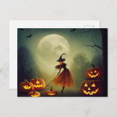 Kleine Hexe tanzt zwischen Halloween Kürbissen Briefkaart (Voorkant / Achterkant)