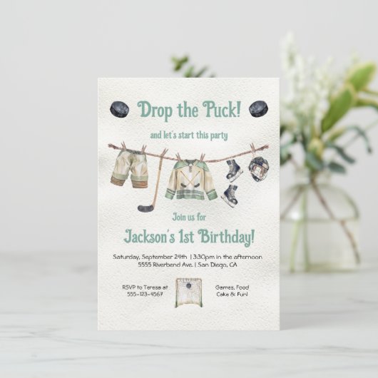 Kleine hockeyspeler Verjaardagsfeestje Kleding Kaart (Staand voorkant)