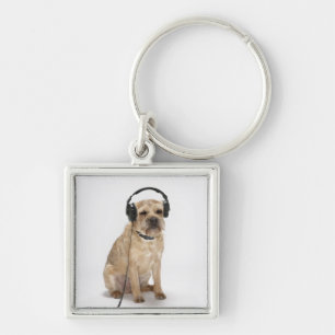 Kleine hond met hoofdtelefoon sleutelhanger