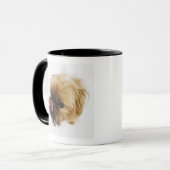 Kleine hond op witte achtergrond, uitzicht met hog mok (Voorkant links)