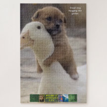 Kleine hondenpuzzel, de gans knuffelen.