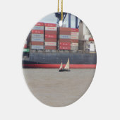 Kleine jacht en grote containerschepen keramisch ornament (Rechts)