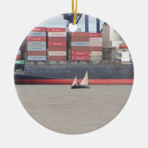 Kleine jacht en grote containerschepen keramisch ornament