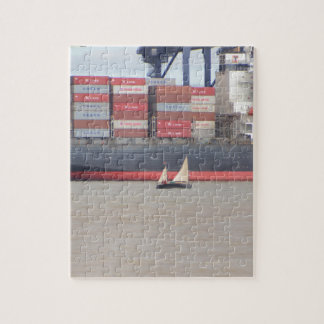 Kleine jacht en grote containerschepen legpuzzel