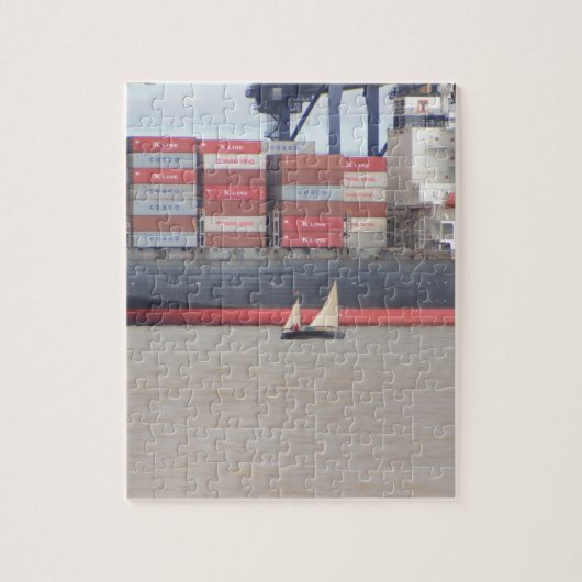 Kleine jacht en grote containerschepen legpuzzel (Verticaal)