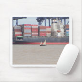 Kleine jacht en grote containerschepen muismat (Met muis)