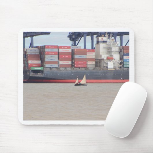 Kleine jacht en grote containerschepen muismat (Met muis)