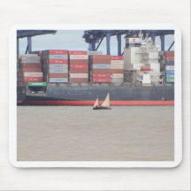 Kleine jacht en grote containerschepen