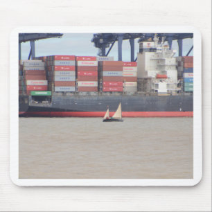 Kleine jacht en grote containerschepen muismat