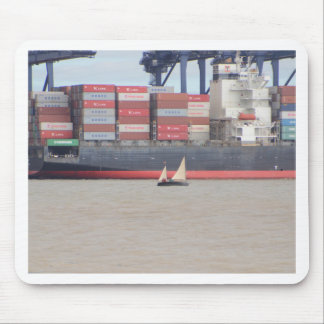 Kleine jacht en grote containerschepen muismat