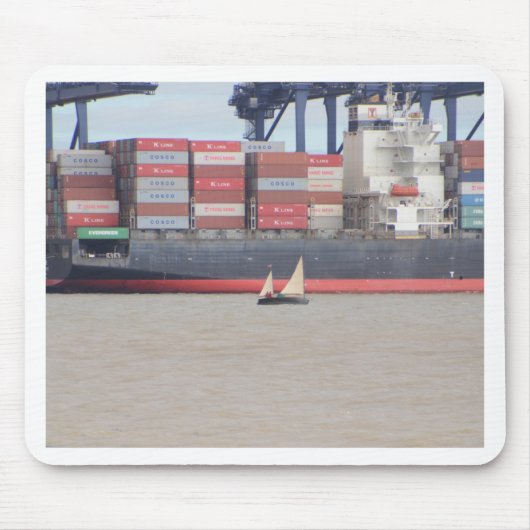 Kleine jacht en grote containerschepen muismat (Voorkant)