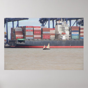 Kleine jacht en grote containerschepen poster