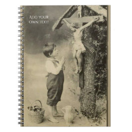 Kleine jongen bidt tegen Jezus op kruisje bij Shri Notitieboek