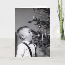 Kleine jongen blaast kaars uit met kerstboom feestdagen kaart