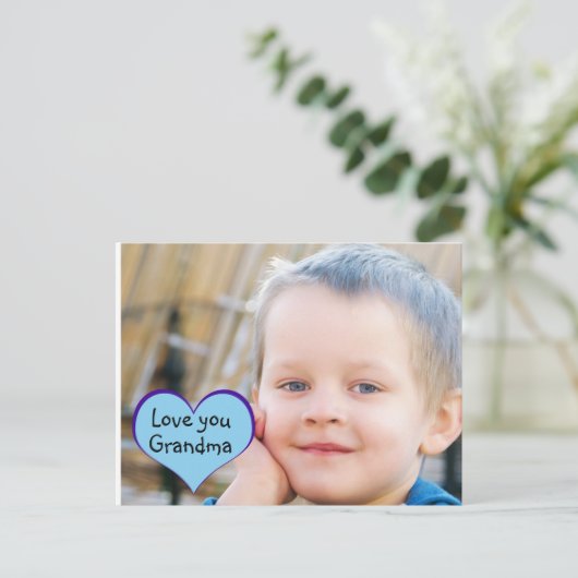 Kleine jongen blauw hart "hou van je oma" briefkaart (Staand voorkant)