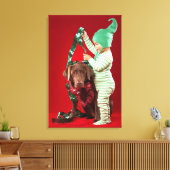 Kleine jongen die een hond versiert canvas afdruk (Insitu (Woonkamer))