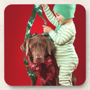 Kleine jongen die een hond versiert drankjes onderzetter