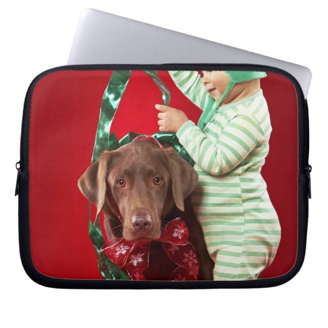 Kleine jongen die een hond versiert laptop sleeve (Voorkant)