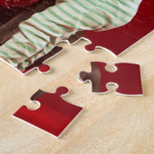 Kleine jongen die een hond versiert legpuzzel (Zijkant)