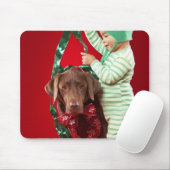 Kleine jongen die een hond versiert muismat (Met muis)