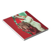 Kleine jongen die een hond versiert notitieblok (Schuin)