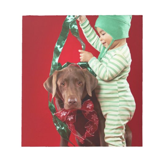 Kleine jongen die een hond versiert notitieblok (Voorkant)