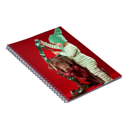 Kleine jongen die een hond versiert notitieboek (Rechterzijde)