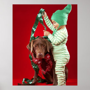 Kleine jongen die een hond versiert poster