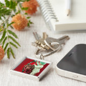 Kleine jongen die een hond versiert sleutelhanger (Zijkant)