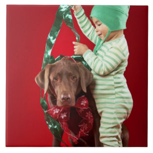 Kleine jongen die een hond versiert tegeltje