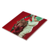 Kleine jongen die een hond versiert tegeltje (Zijkant)