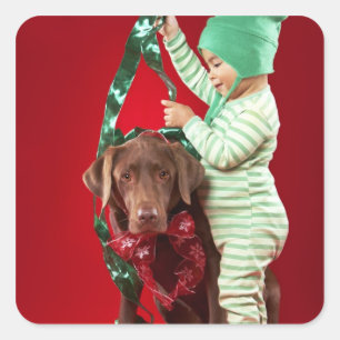 Kleine jongen die een hond versiert vierkante sticker