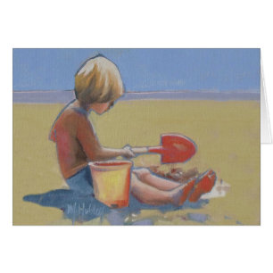 Kleine jongen die in het zand speelt met een schop