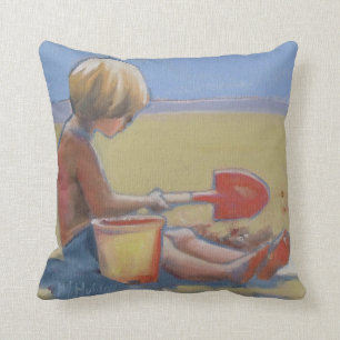 Kleine jongen die in het zand speelt met een schop kussen