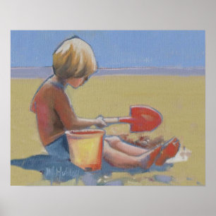Kleine jongen die in het zand speelt met een schop poster