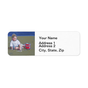 Kleine jongen met Sandcastle en Beach Bucket Etiket