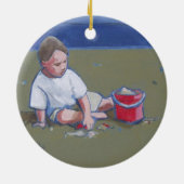 Kleine jongen met Sandcastle en Beach Bucket Keramisch Ornament (Achterkant)