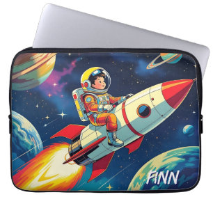Kleine jongen op een raketschip dat door de ruimte laptop sleeve