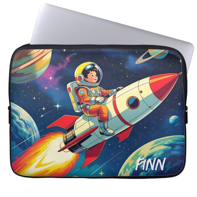 Kleine jongen op een raketschip dat door de ruimte laptop sleeve (Voorkant)