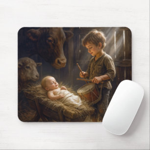 Kleine jongen speelt drum voor Baby in Manger Muismat
