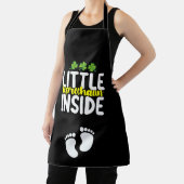 Kleine kabouter binnenin zwangerschap zwangere moe schort (Insitu)