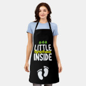 Kleine kabouter binnenin zwangerschap zwangere moe schort (Gedragen)