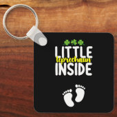 Kleine kabouter binnenin zwangerschap zwangere moe sleutelhanger (Voorkant)