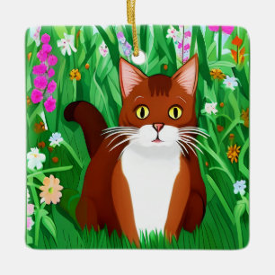 Kleine kaneelbruine poes in een veld met bloemen keramisch ornament