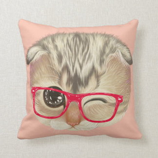 Kleine kat gooit kussen